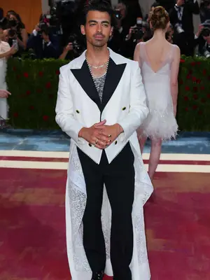 Joe Jonas attend The 2022 Met Gala Celebrating 