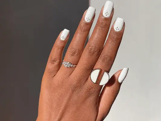 17 pomysłów na paznokcie na wieczór panieński, które są eleganckie i wyraziste