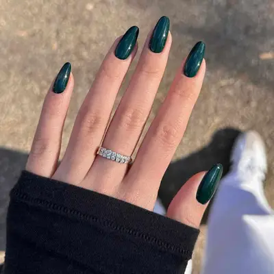 Forest green manicure