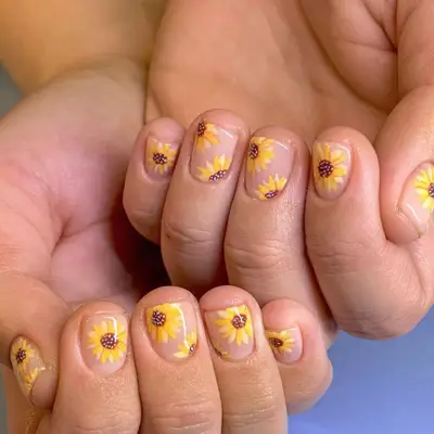 Daisies manicure.