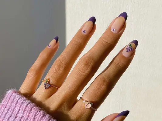 15 ideas de manicura francesa morada oscura que agregan un toque regal al diseño clásico