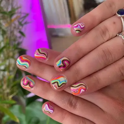 Short Swirl Nails with one swirly shade