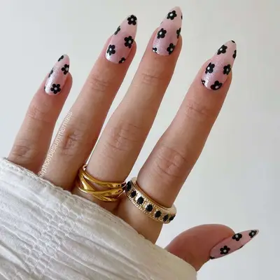 Black floral mani