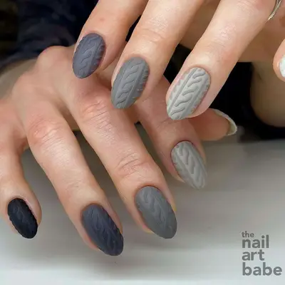 Sweater Nails in gray gradient shades
