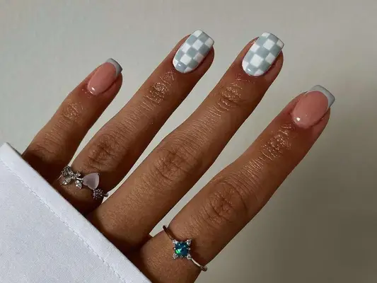13 ideas de esmalte de uñas gris que demuestran que el color es cualquier cosa menos sombría