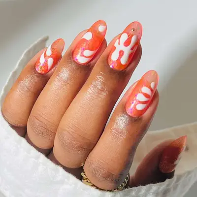 A coral jelly manicure