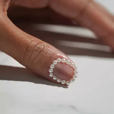 a pearl framed clear thumbnail