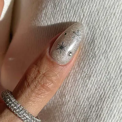 a shimmery thumb nail with snowflake and star details