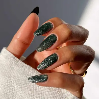a green velvet manicure 