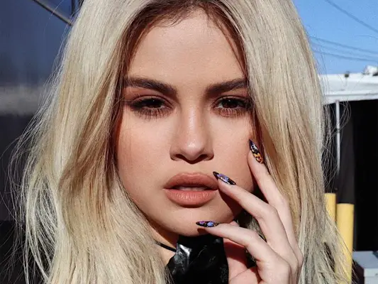 Las 20 mejores manicuras de Selena Gomez a lo largo de los años, desde Barbiecore hasta Neon