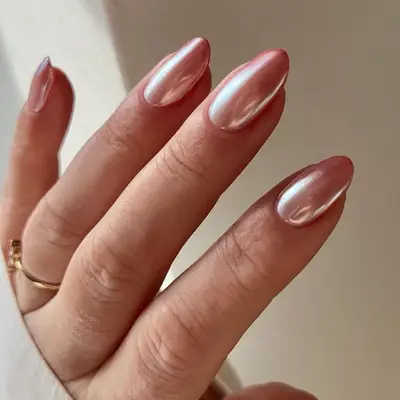 Pinky-peach ombre chrome nails 