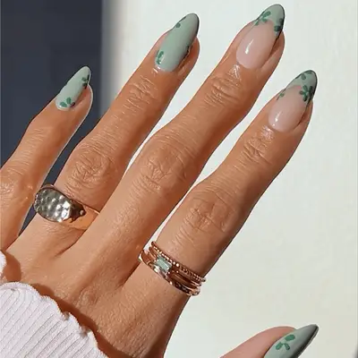 Bright French tips with contrasting outlines 