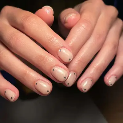 Nude short nails with gemstones
