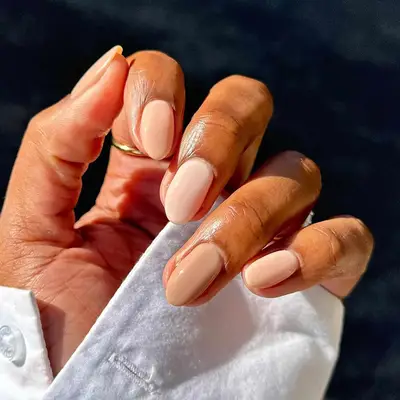 A gradient manicure in light neutral shades
