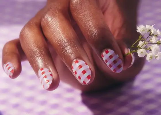 Les ongles de vichy sont partout cet été: 13 façons de porter la tendance de la manucure