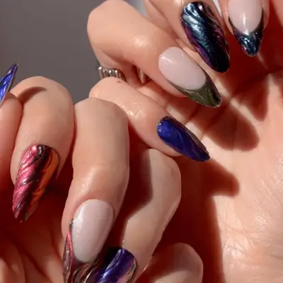 13 ciemnych chromowanych francuskich manicure dla nastrojowego zimowego wyglądu paznokci