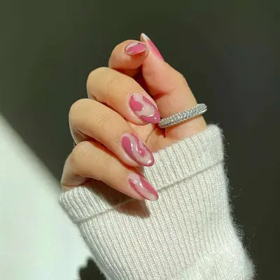 Manicure with mauve pink and silver swirl design