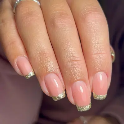 Glittery gold square nails