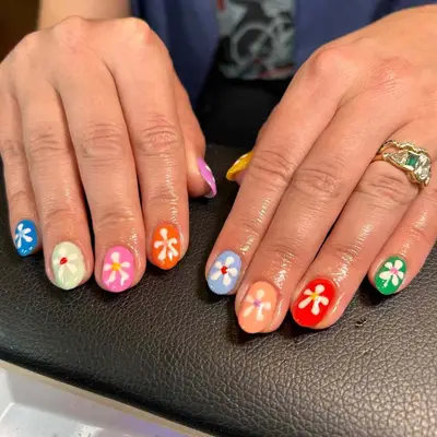 Short Rainbow Daisy Nails 