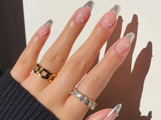 22 ideas de uñas francesas plateadas que ponen un giro metálico en el clásico mani