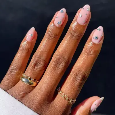 Oval nails with a 3D design