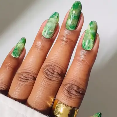 Green manicure with marbled effect