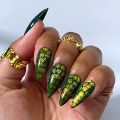 Green manicure with velvet cat eye croc effect