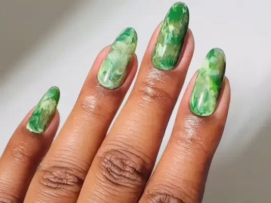 Green manicure with marbled effect