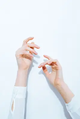 Como fazer suas mãos parecerem longas e esbeltas