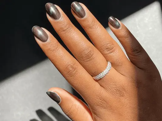 17 ideas de uñas de terciopelo oscuro que agregan un toque malhumorado al brillante mani