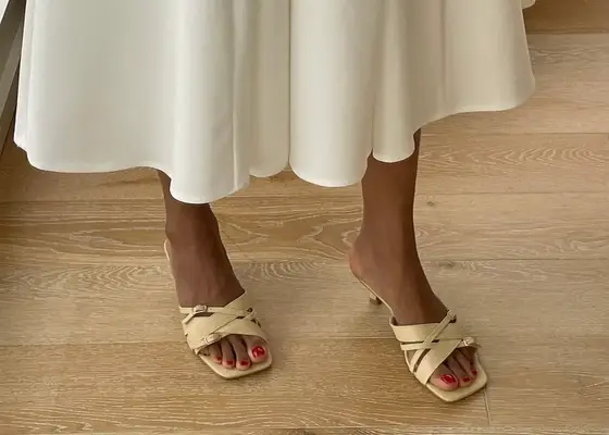 8 letních barev pedikúry, které vás vezmou z brunch na pláž