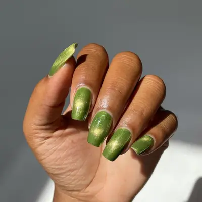 Velvet effect green manicure.