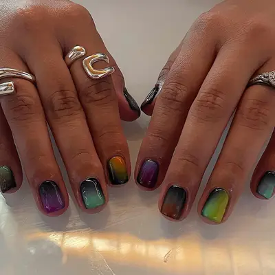 a short gradient manicure 