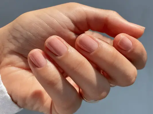 La tendance nue des ongles de Tiktok arrive pour votre manucure