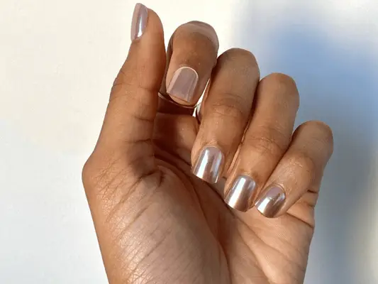 Der Kuss Colorfx Press-Ons ist der einfachste Weg, um eine Chrom-Maniküre zu haben