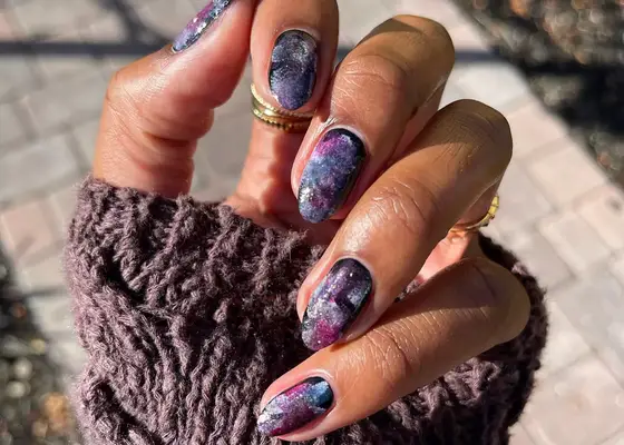 19 tmavých fialových návrhů nehtů ideální pro každou sezónu