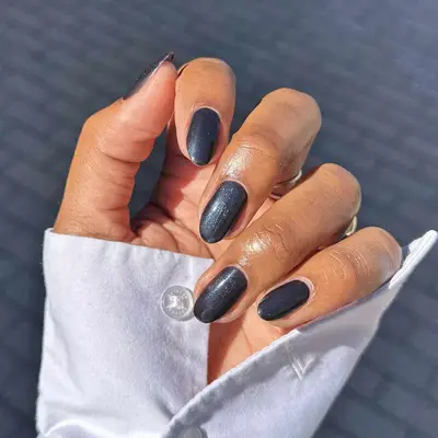 sparkly black short nails