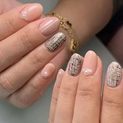 Tweed print and pearl accent short nails