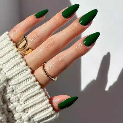 25 dunkelgrüne Nagelideen für eine neiderregende Mani