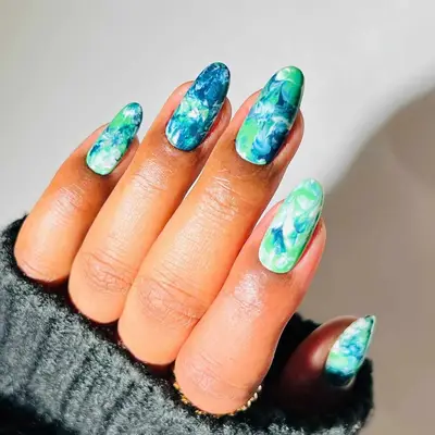 Blue, green, and white marbled smoky manicure on oval-shaped nails