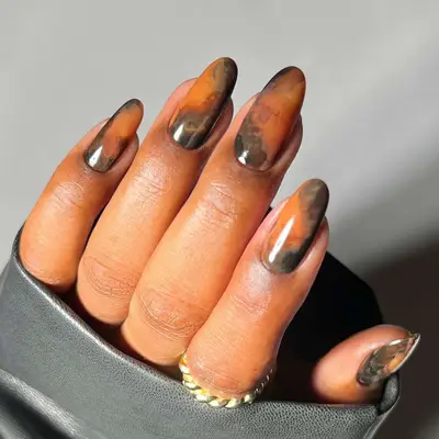 Smoky terracotta and black marbled manicure on oval nails 