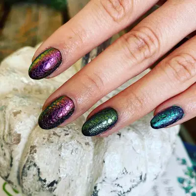 a bubble manicure in dark chrome shift shades