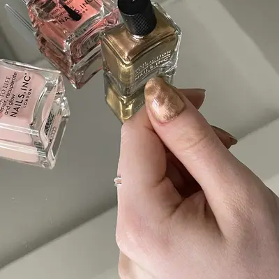 Close up of a nail with magnetized polish