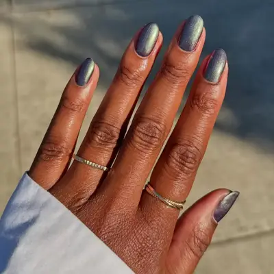 model with dark gunmetal nails