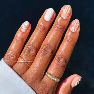 model with nails with pearlescent design and silver details