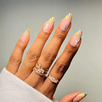 yellow french tips with squiggly line designs and white daisy flowers