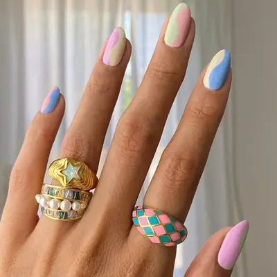 Half waves nail art in pastel colors