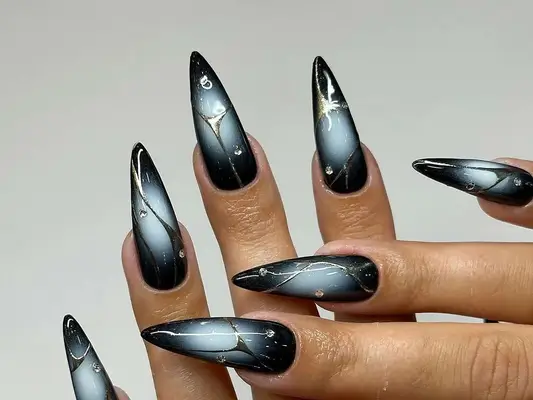 37 Nápady na černé akrylové nehty, od francouzských tipů po hravé návrhy