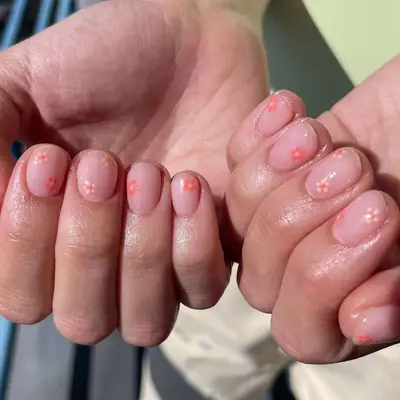 Natural nails with daisy nail art