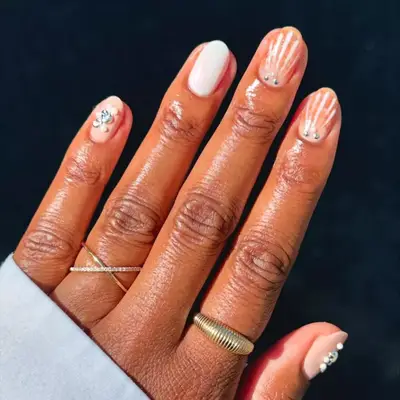 model with shell design on nails
